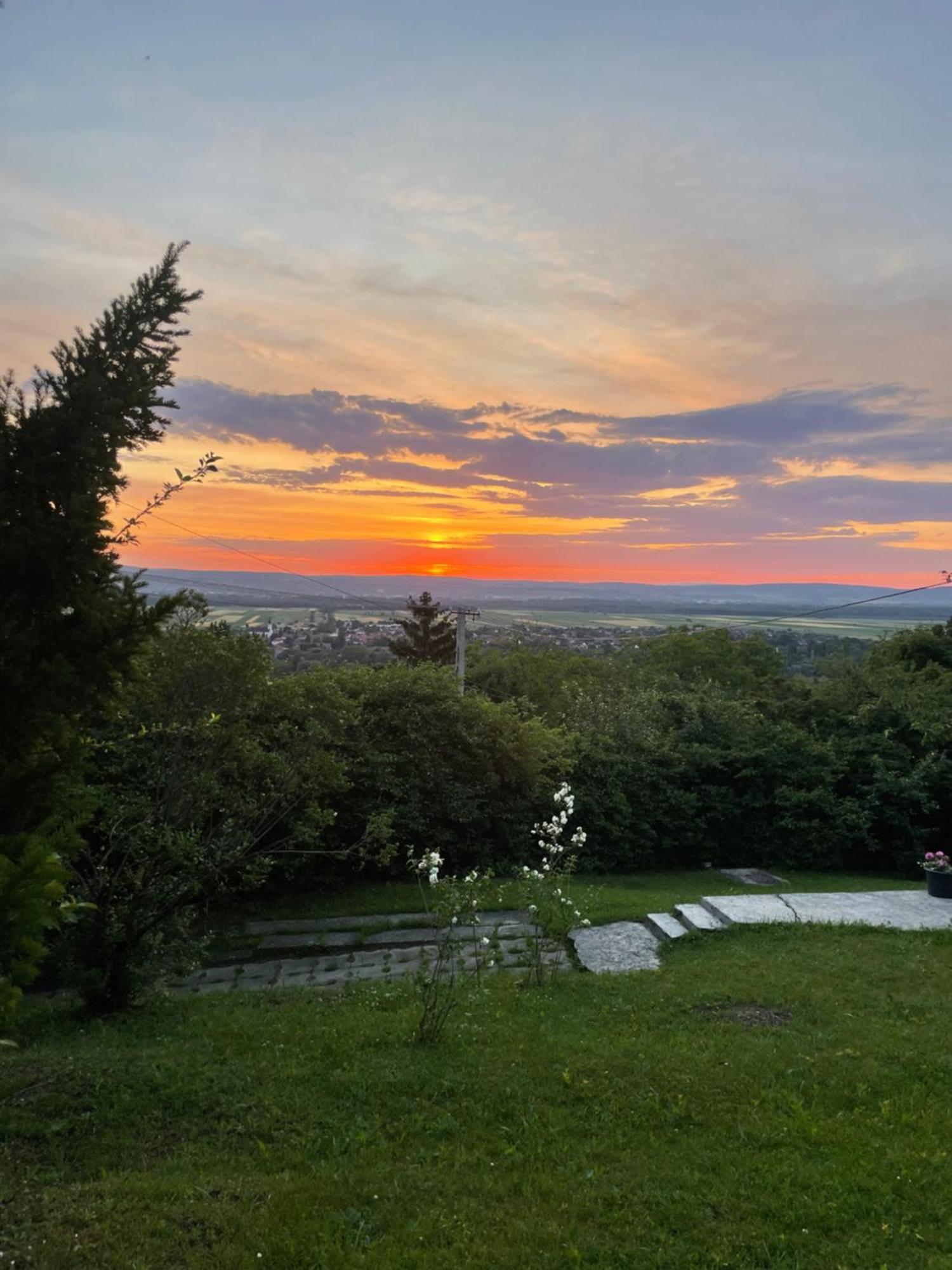 Panorama Nyaralo Villa Tahitófalu Bagian luar foto